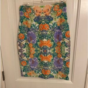 Silky Antonio Melani floral‎ pencil skirt great pre-owned condition rich colors
